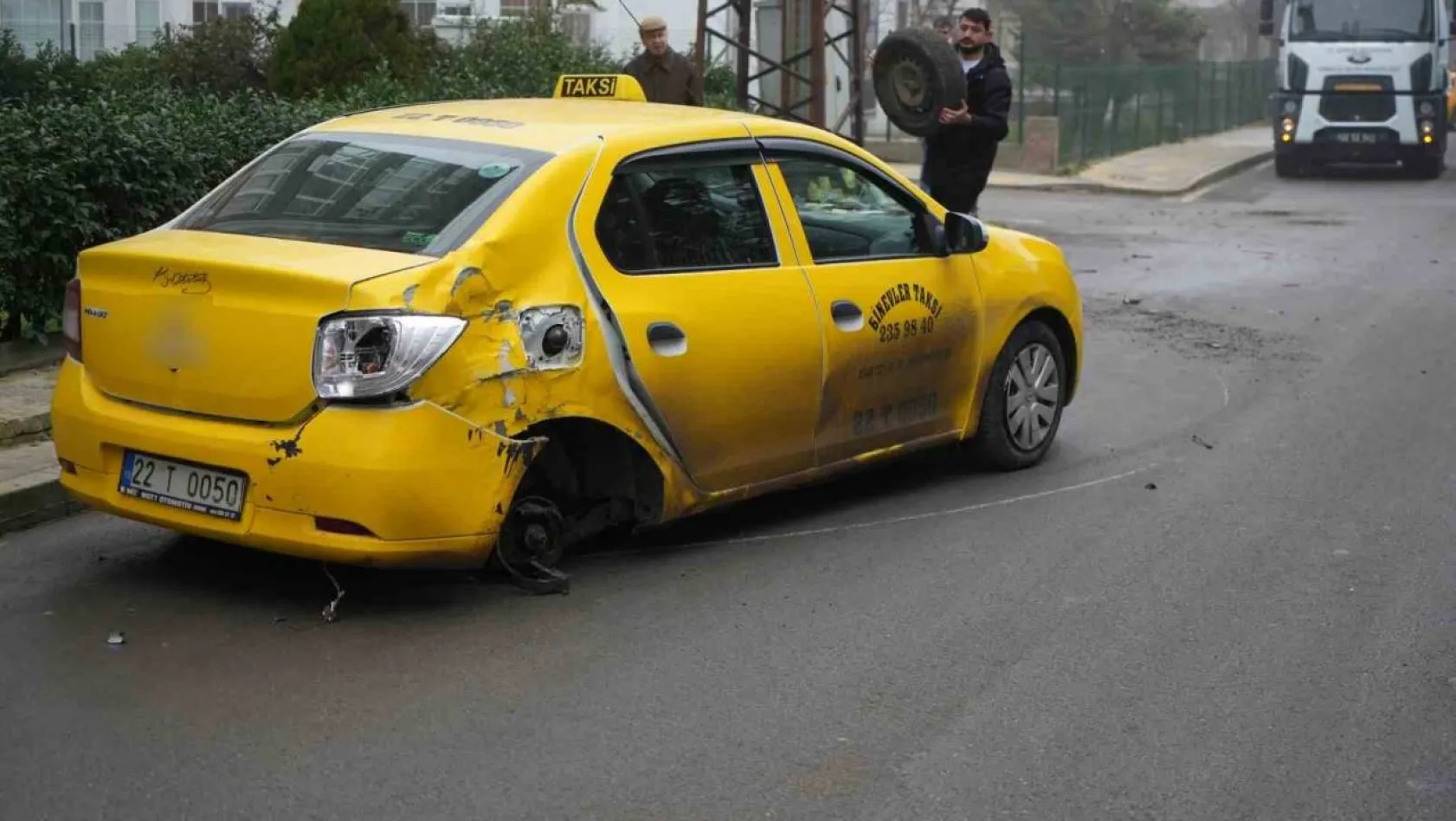 Edirne de ticari taksi ile otomobil çarpıştı 2 yaralı