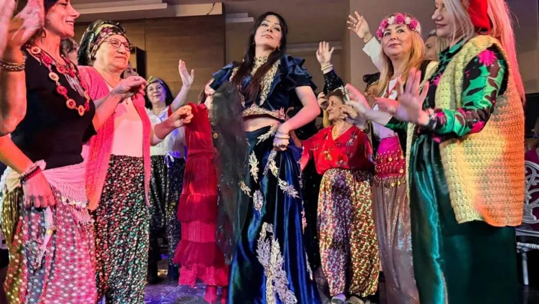 Edirne'de Roman gecesinde Trakya gelenekleri canlandırılıp, 9/8 oynandı