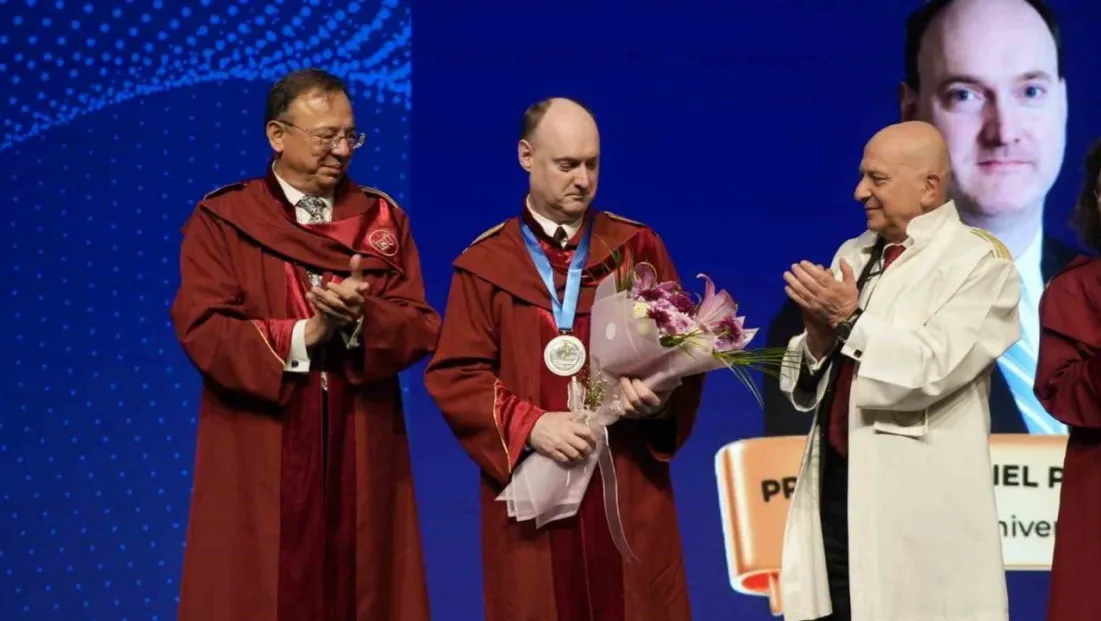 İstinye Üniversitesi Bilim Nişanı, Harvard Üniversitesi'nden Prof. Dr. Daniel Cahill'e takdim edildi