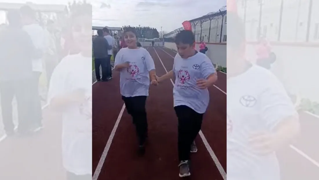 Silivri'de yürekleri ısıtan görüntü: Özel eğitim öğrencisi yarışı bıraktı, arkadaşını bekledi