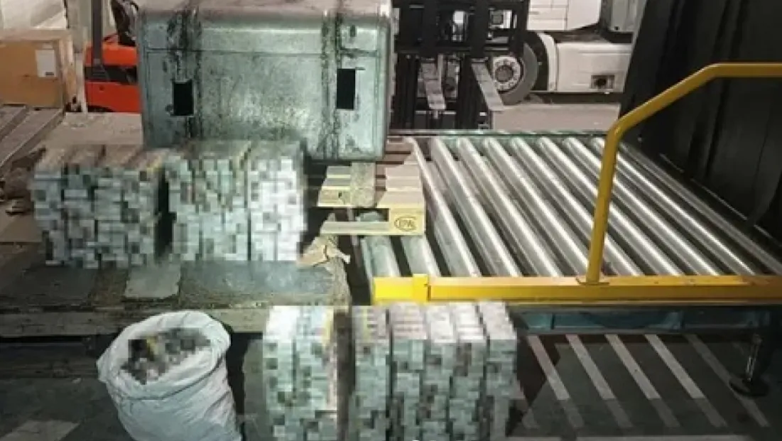 Tırın yakıt deposundan bin 800 paket sigara çıktı