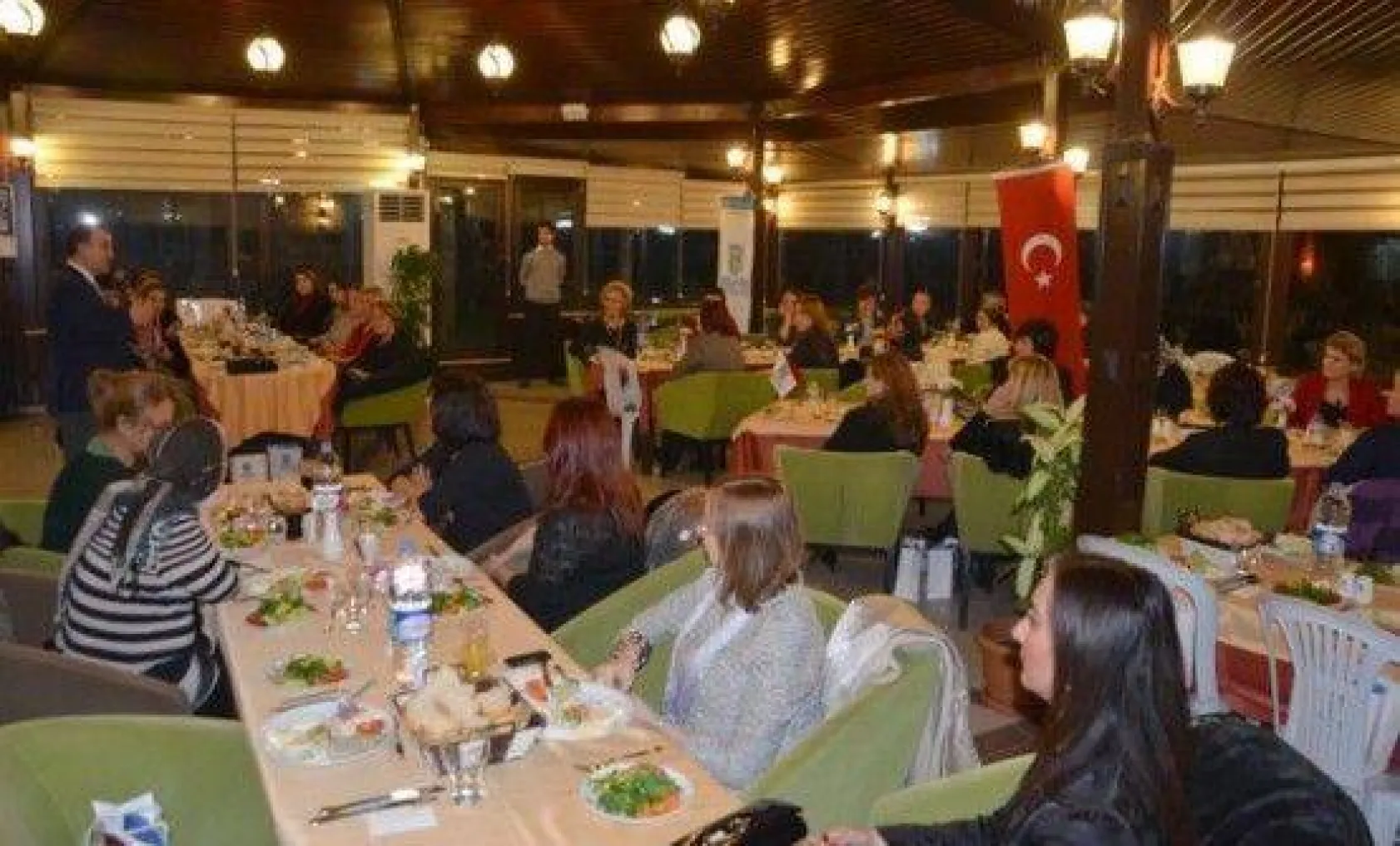 Işıklar Kadınların Seçme ve Seçilme Hakkını Kutlad