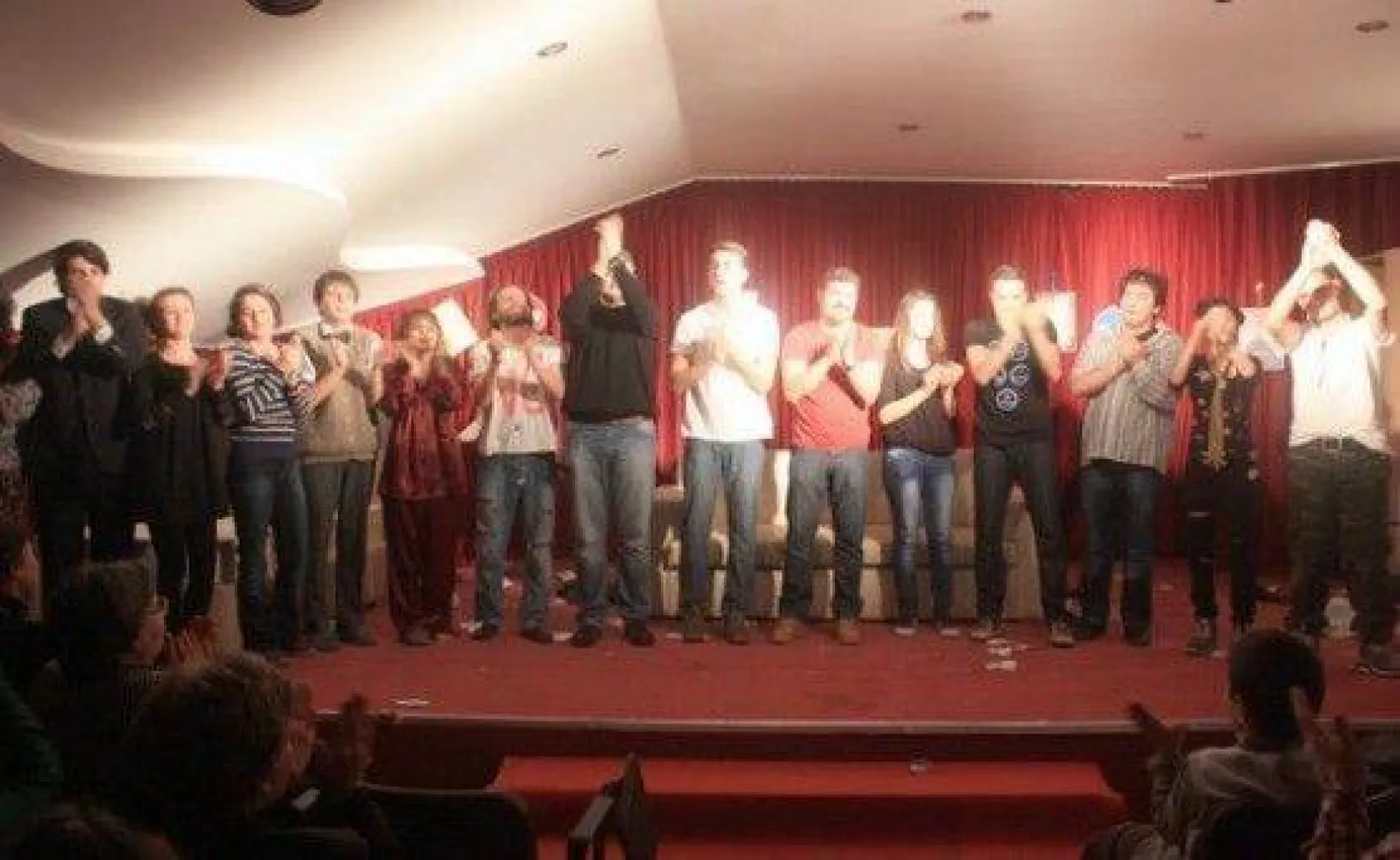 Ev Ev Değil Tımarhane Ayakta Alkışlandı