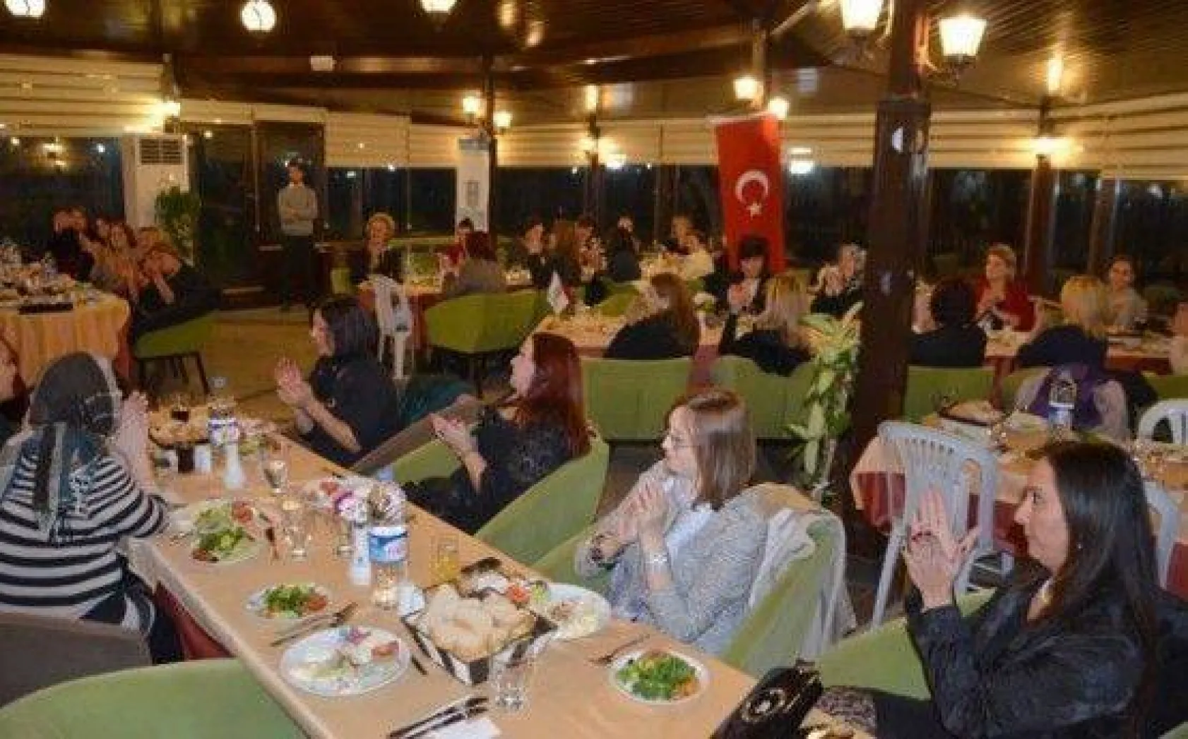 Işıklar Kadınların Seçme ve Seçilme Hakkını Kutlad