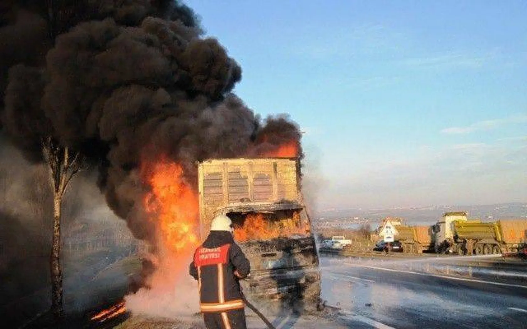 Seyir halindeki TIR alev topuna döndü