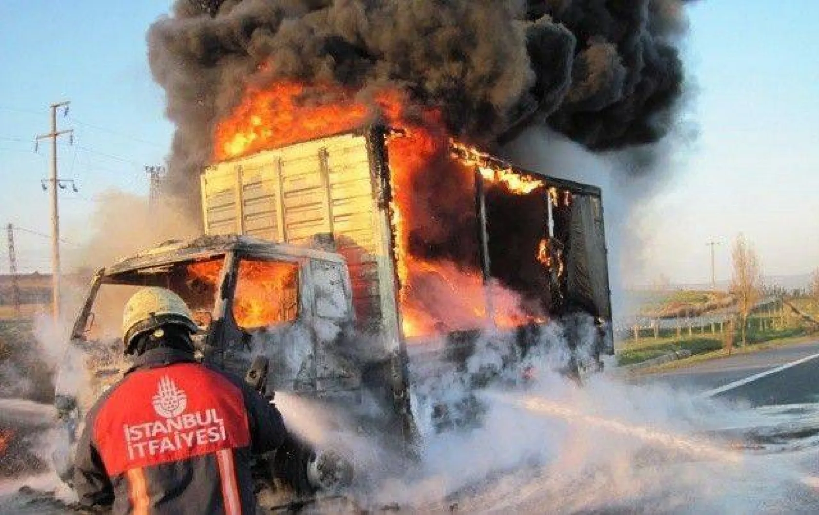 Seyir halindeki TIR alev topuna döndü