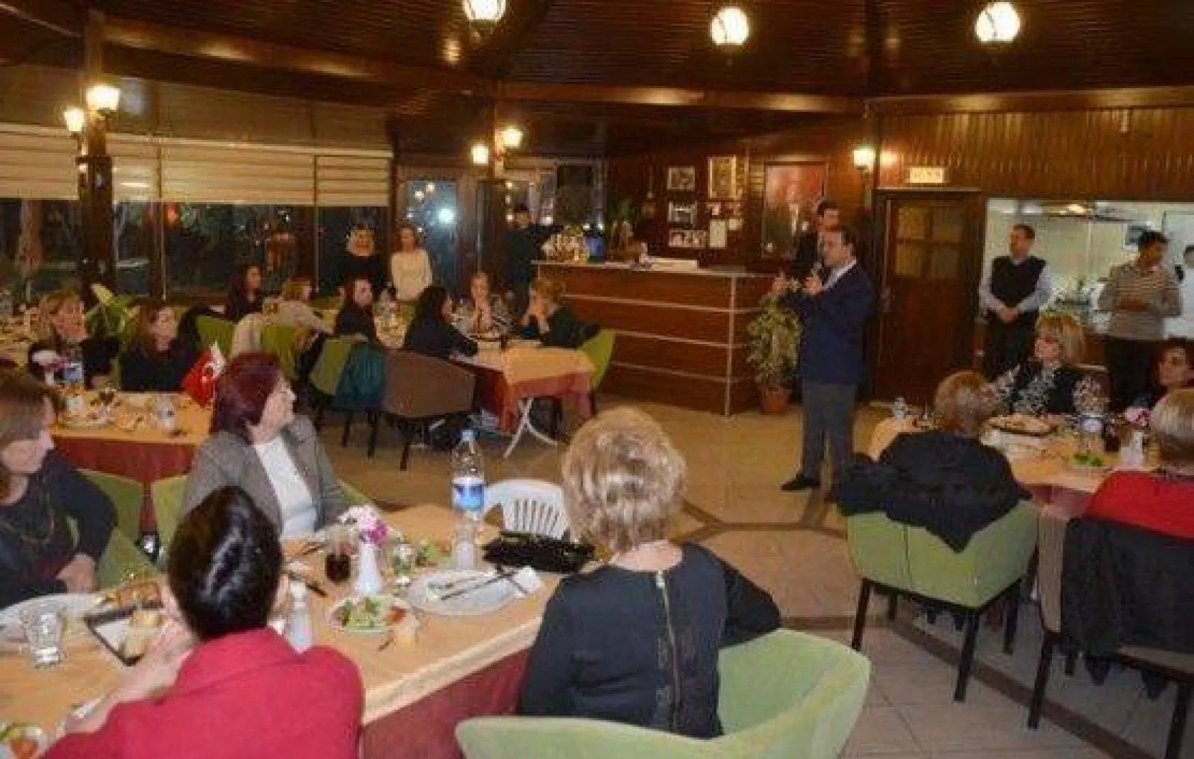 Işıklar Kadınların Seçme ve Seçilme Hakkını Kutlad