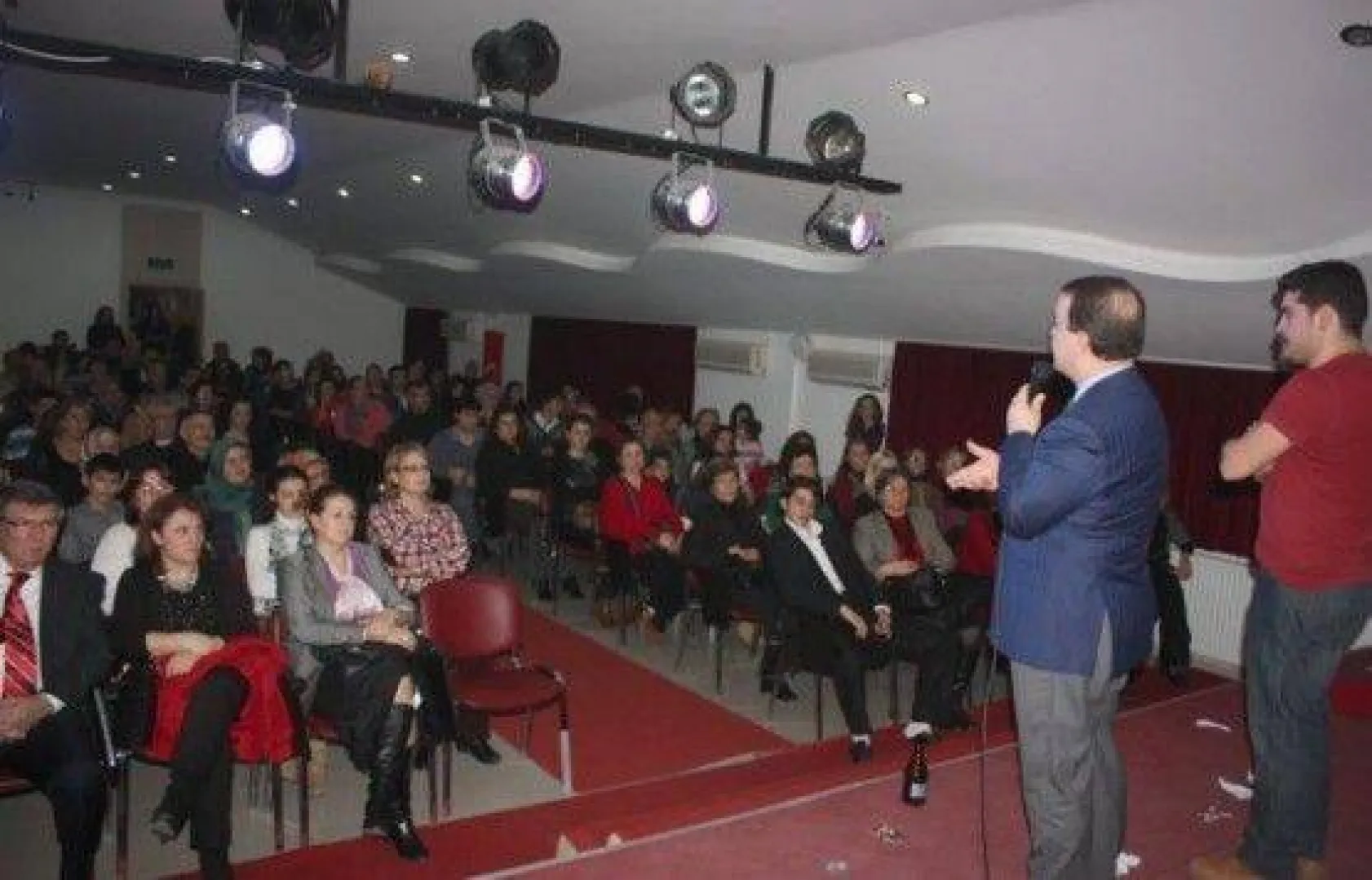 Ev Ev Değil Tımarhane Ayakta Alkışlandı