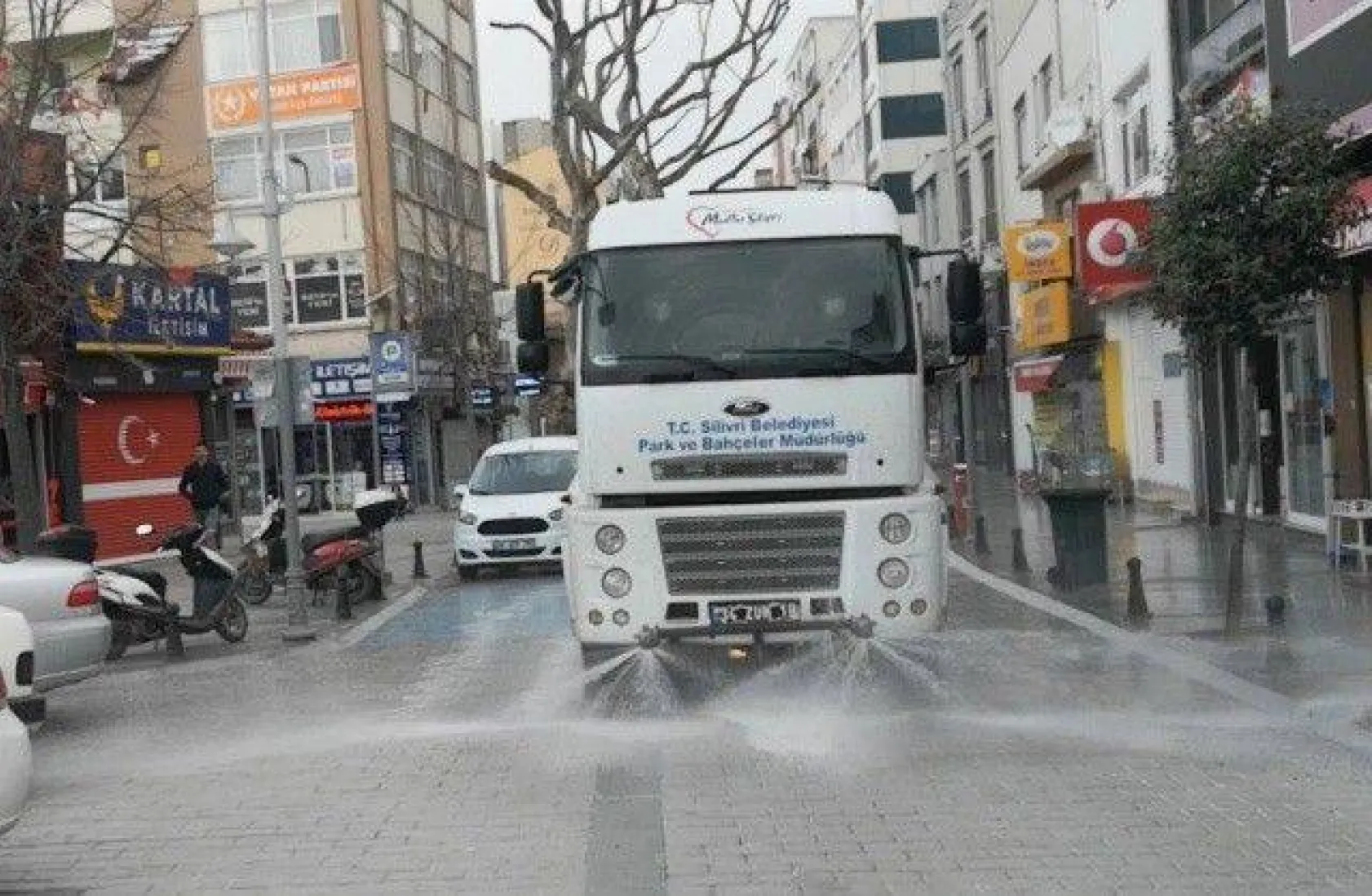 Tüm Cadde Ve Meydanlar Dezenfektanlı Su İle Yıkanıyor