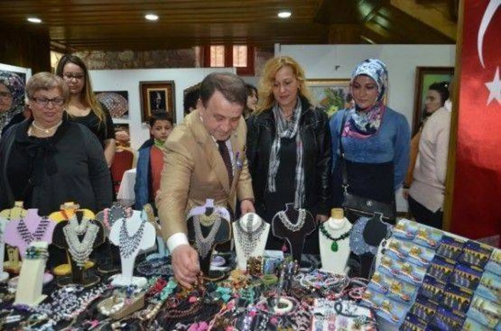 Elimin Emeği Karma Sergisi Yoğun İlgi Gördü