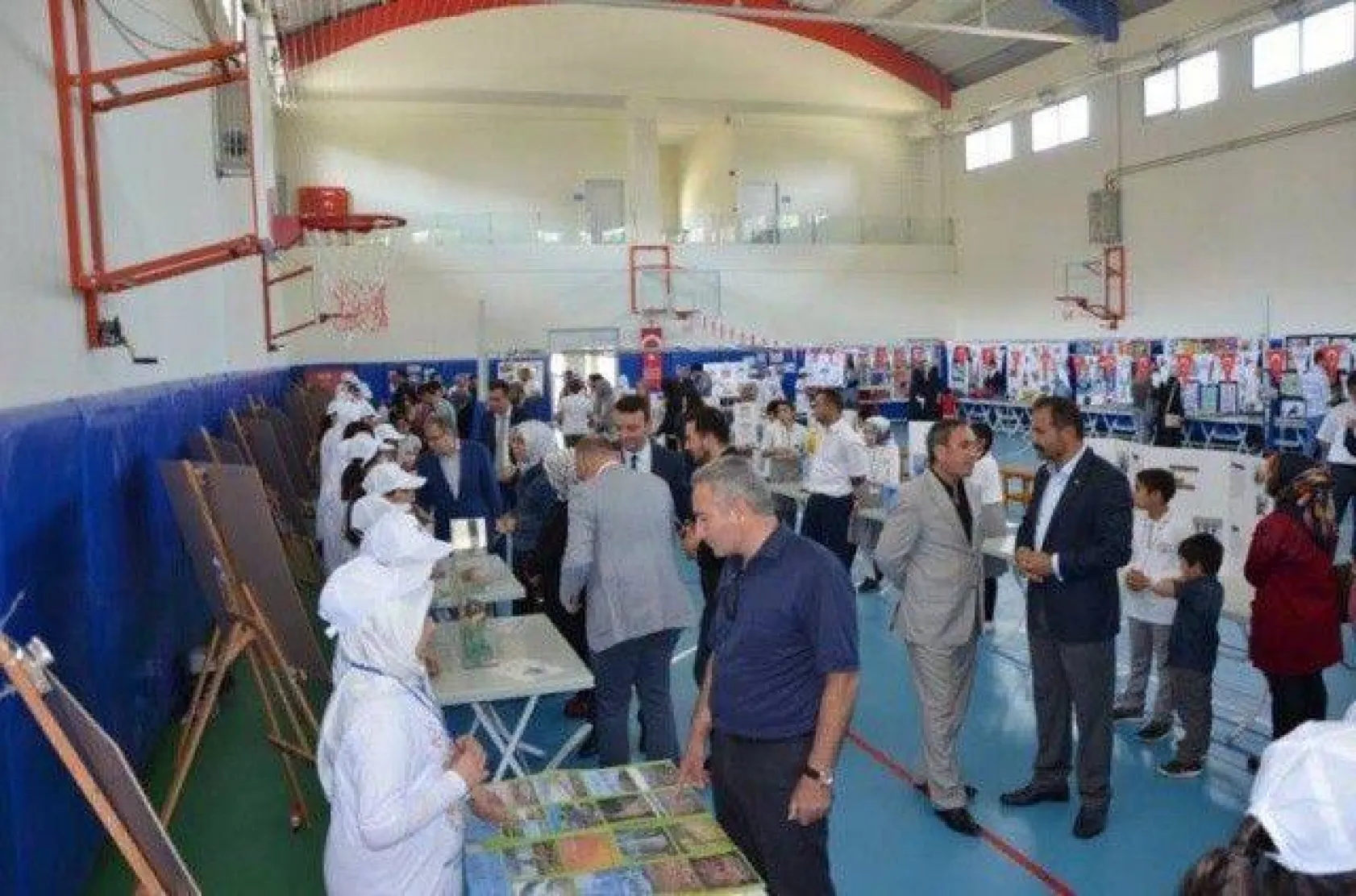 İmam Hatip Ortaokulu'nda TÜBİTAK 4006 Bilim Fuarının açılışı yapıldı.