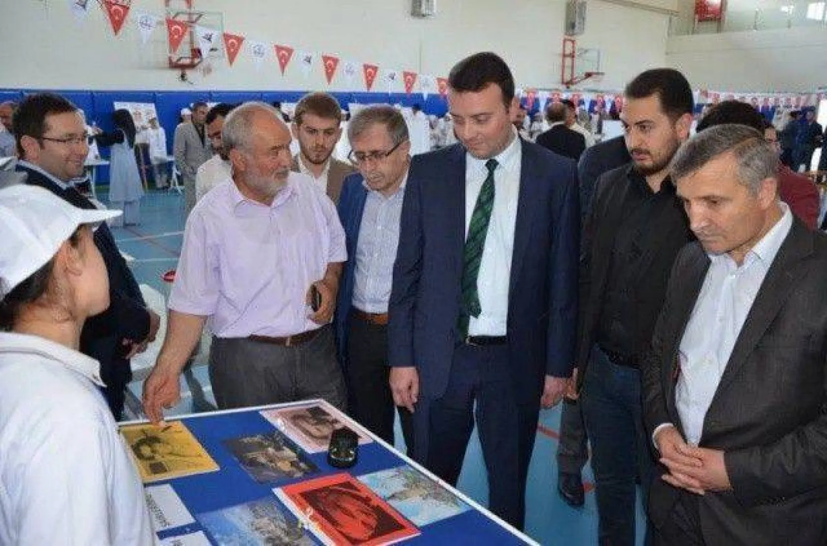 İmam Hatip Ortaokulu'nda TÜBİTAK 4006 Bilim Fuarının açılışı yapıldı.