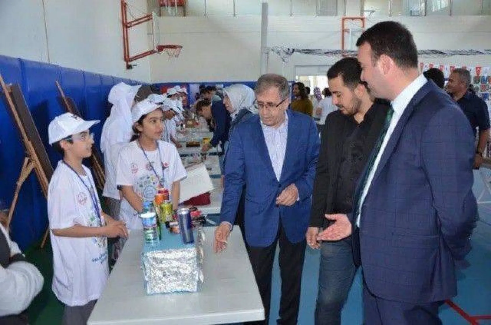İmam Hatip Ortaokulu'nda TÜBİTAK 4006 Bilim Fuarının açılışı yapıldı.