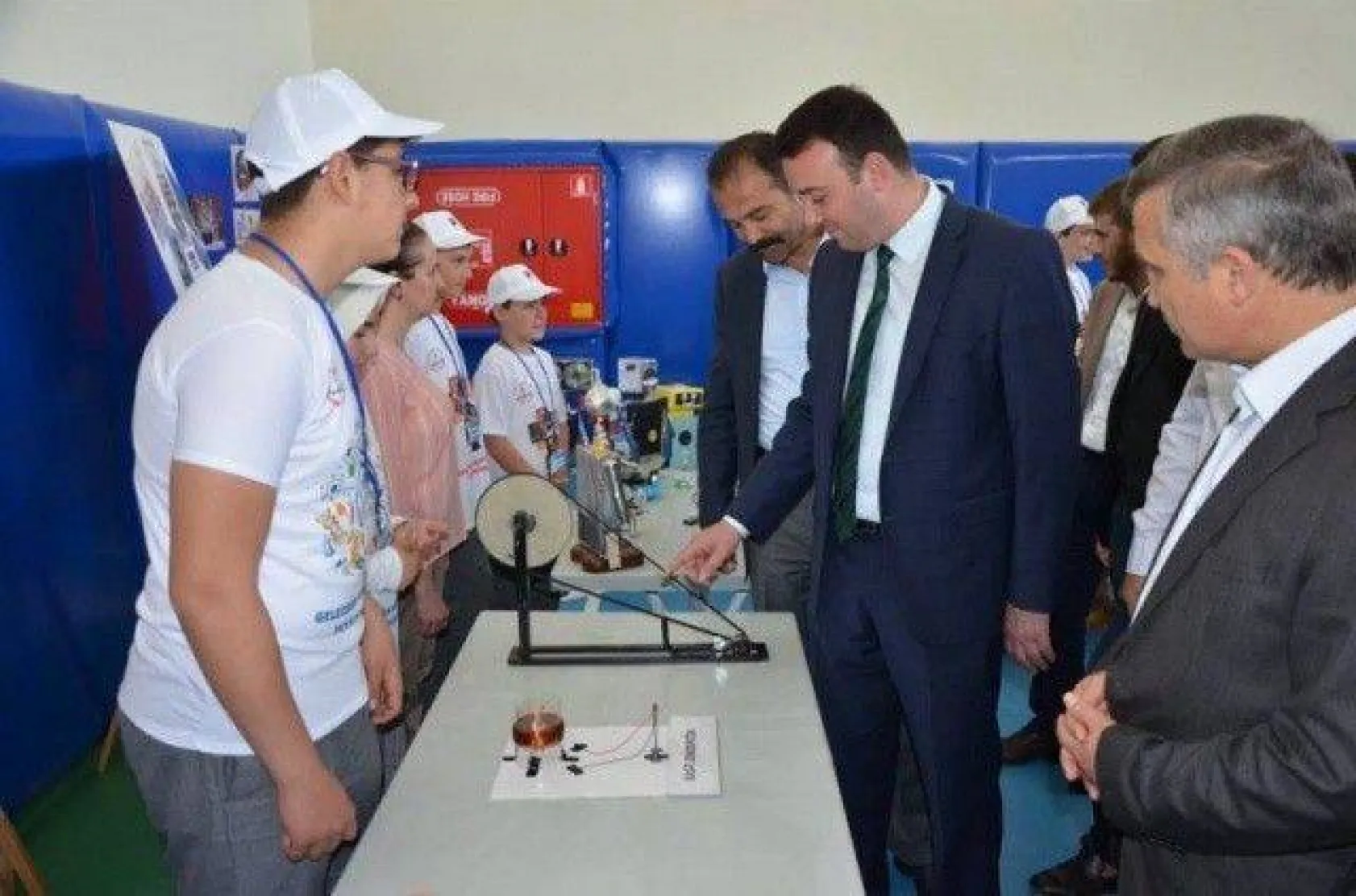 İmam Hatip Ortaokulu'nda TÜBİTAK 4006 Bilim Fuarının açılışı yapıldı.