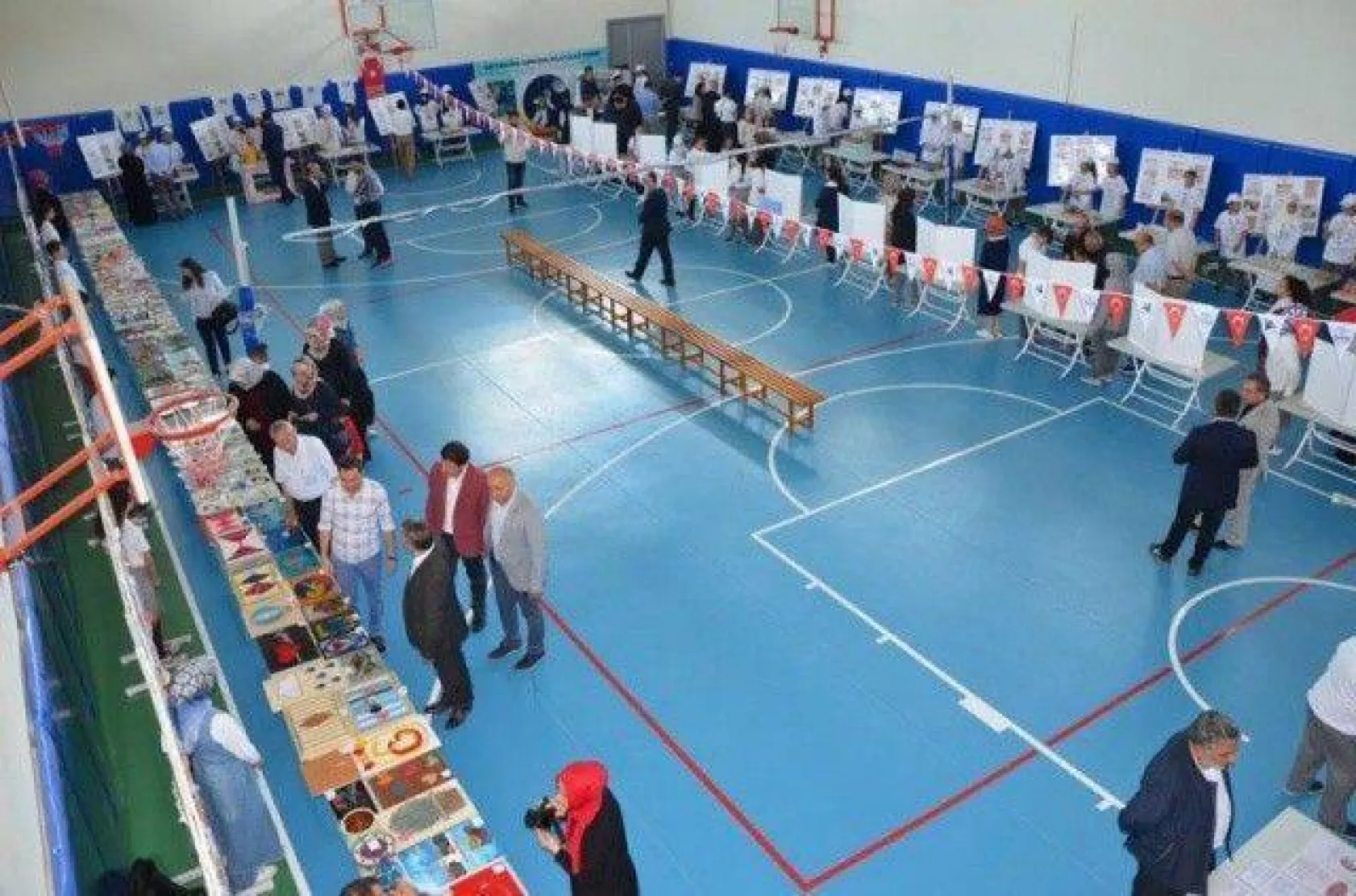 İmam Hatip Ortaokulu'nda TÜBİTAK 4006 Bilim Fuarının açılışı yapıldı.