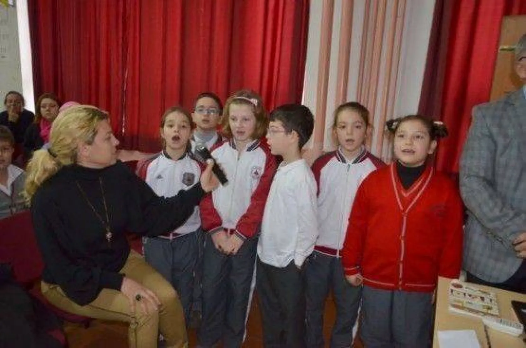 Işıklar miniklere kitap okudu