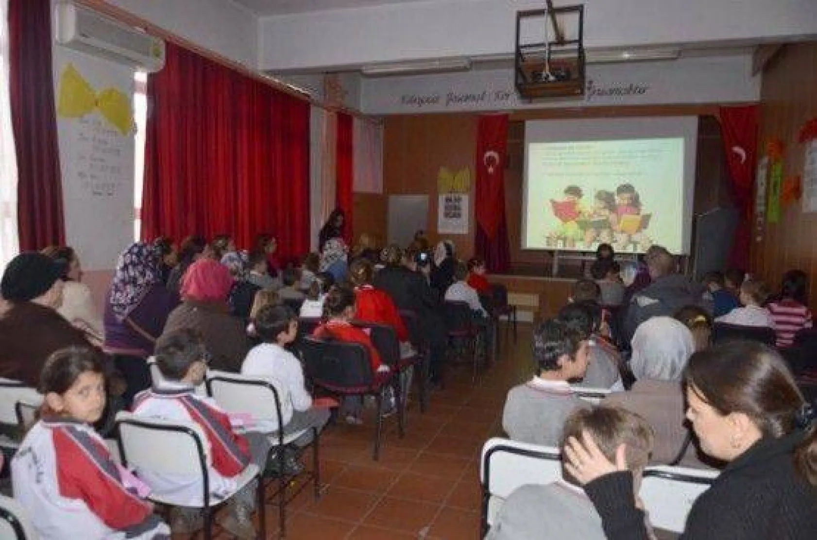 Işıklar miniklere kitap okudu