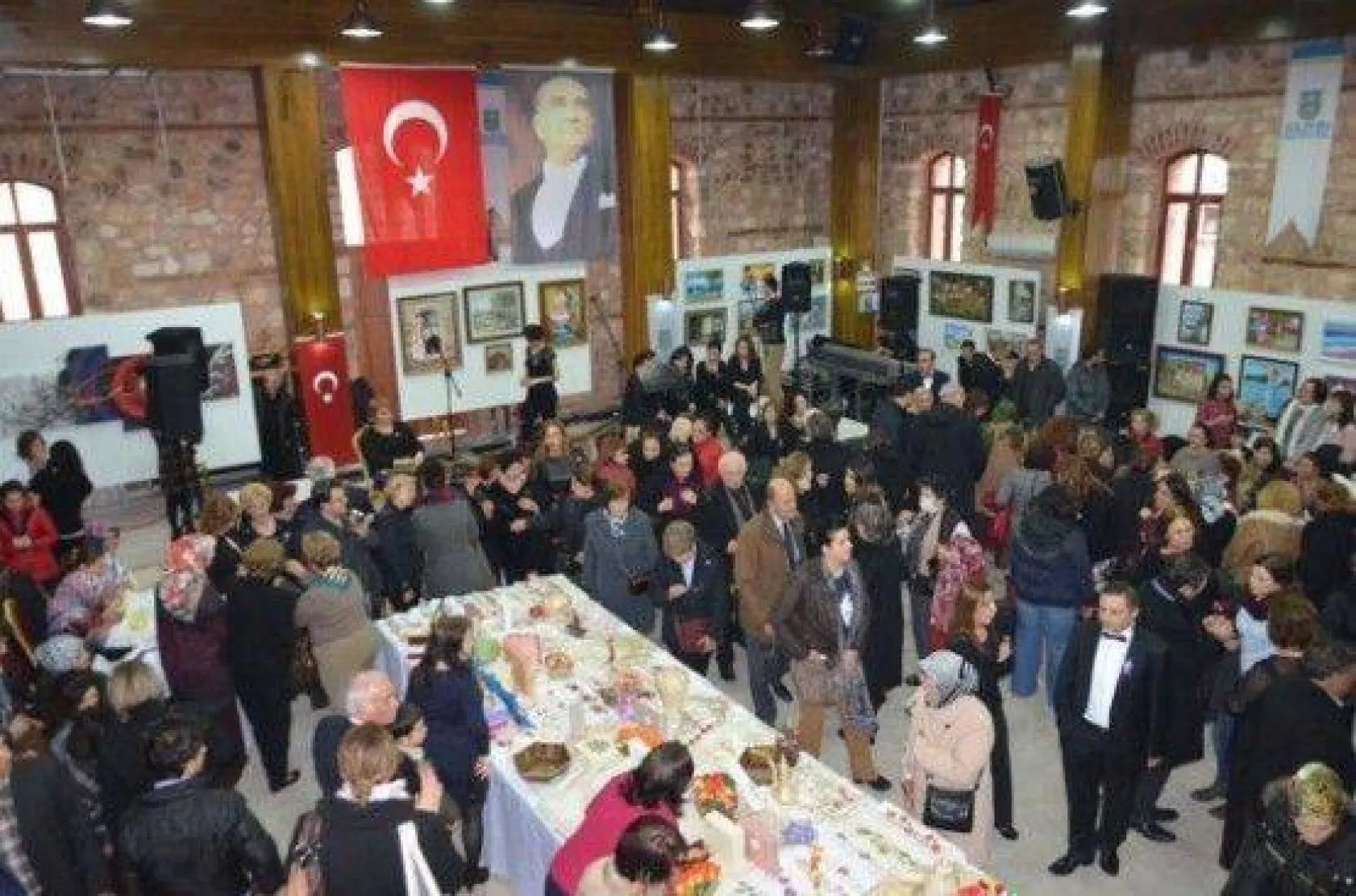 Elimin Emeği Karma Sergisi Yoğun İlgi Gördü