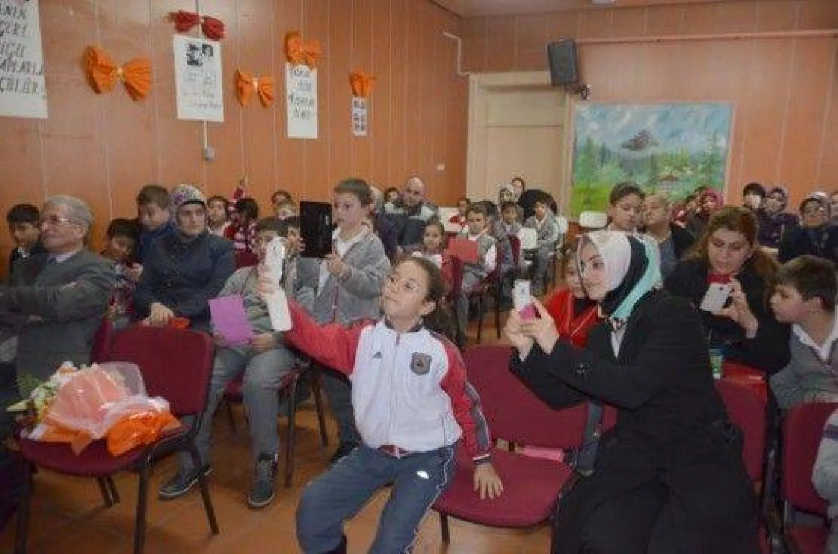 Işıklar miniklere kitap okudu