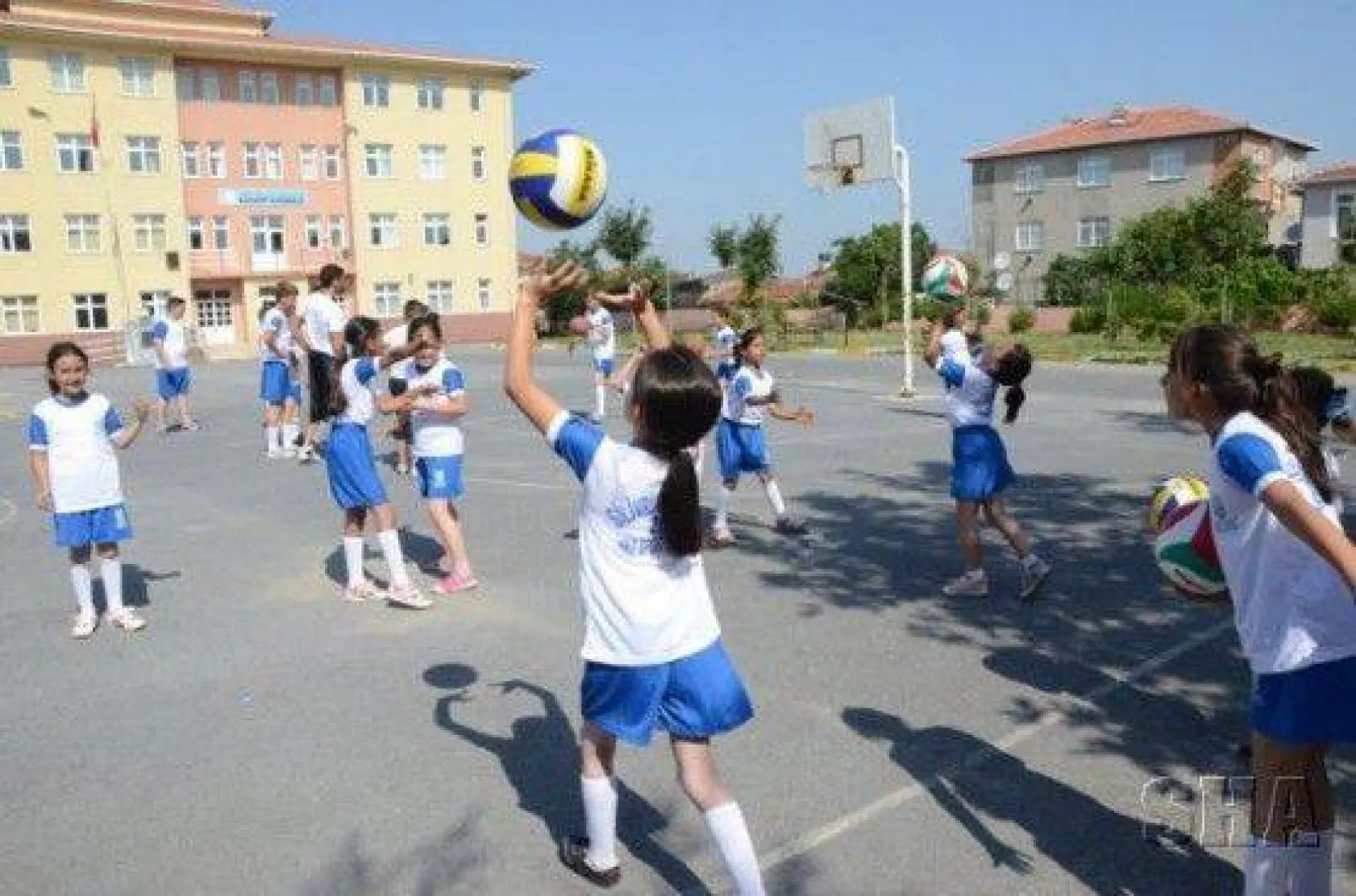 Çocuklar Yaz Spor Okulunun Keyfini Çıkartıyor