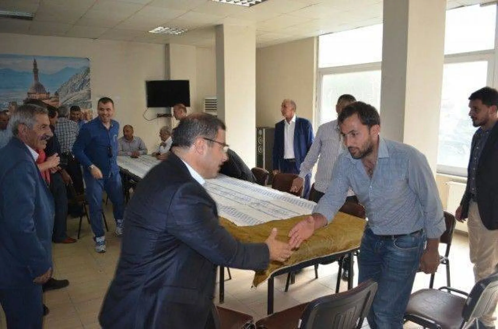 AK Parti yöneticileri Ağrılılarla bayramlaştı