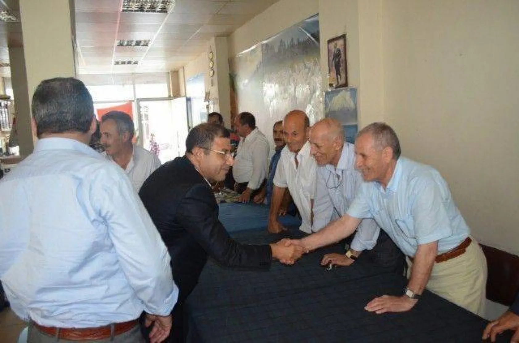 AK Parti yöneticileri Ağrılılarla bayramlaştı