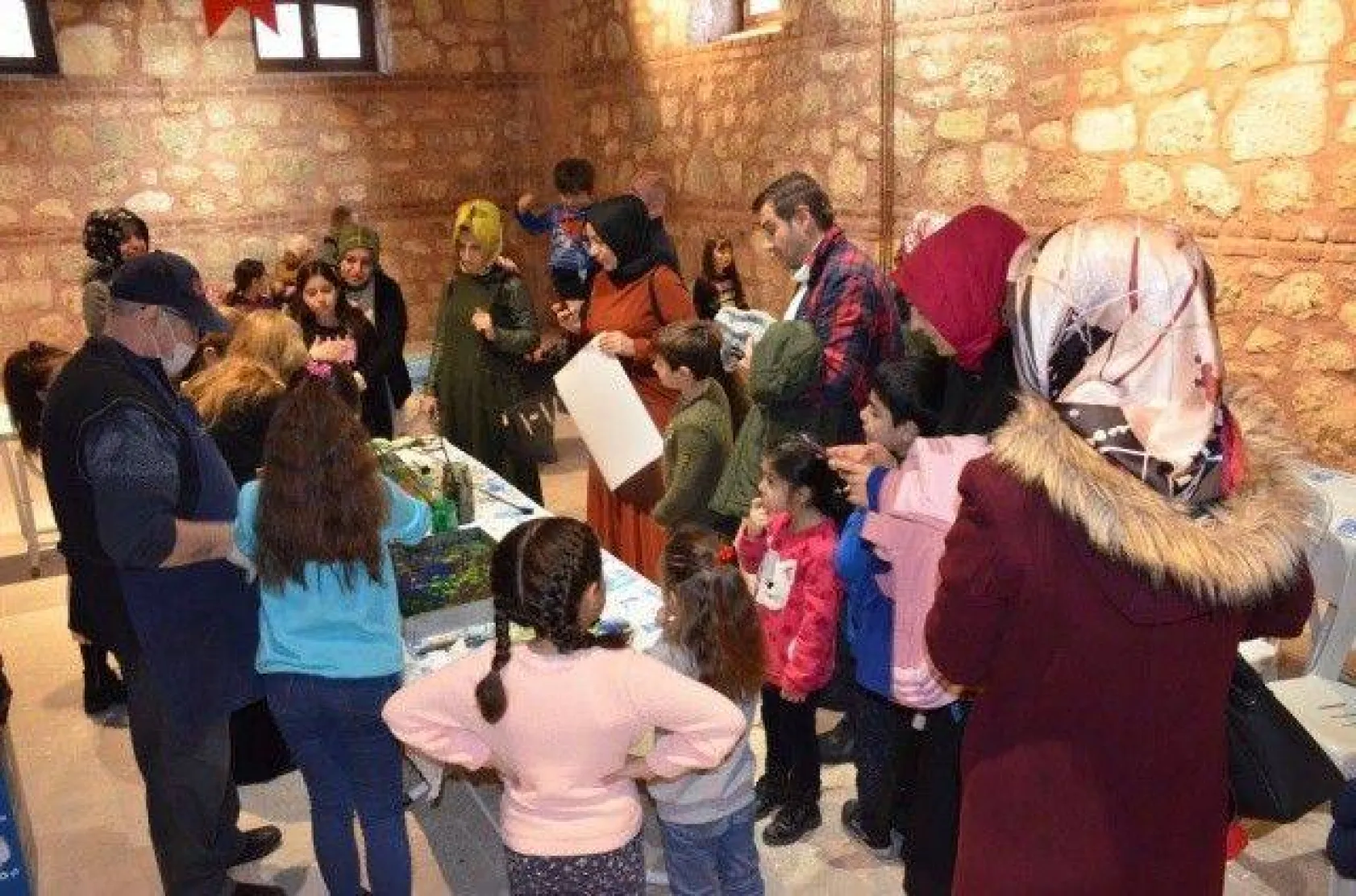 Minik Kursiyerler Ebru Sanatı ile Tanıştı