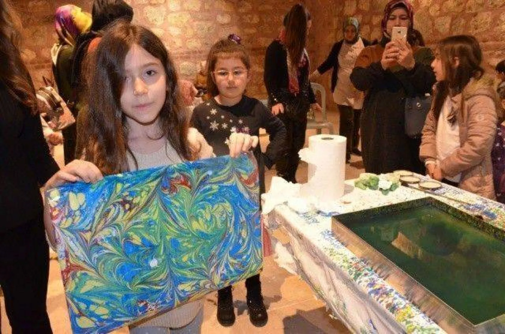 Minik Kursiyerler Ebru Sanatı ile Tanıştı