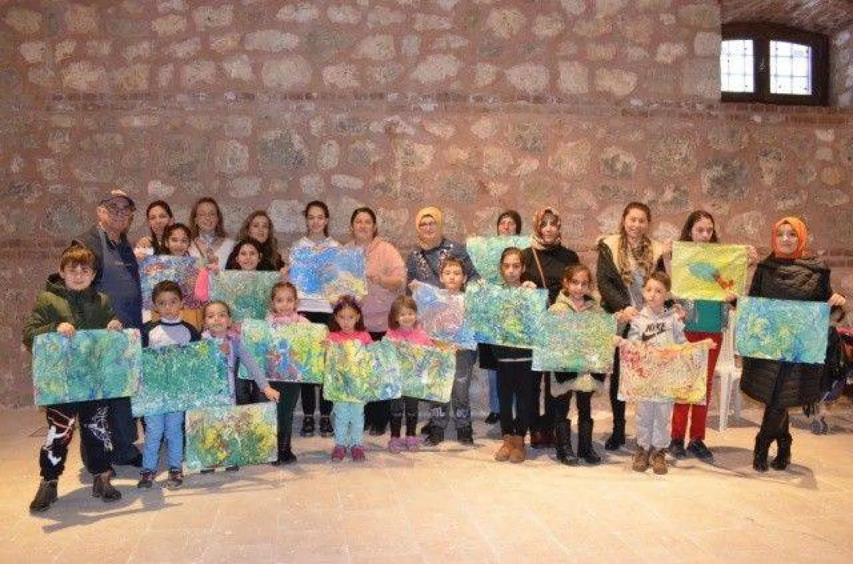 Minik Kursiyerler Ebru Sanatı ile Tanıştı