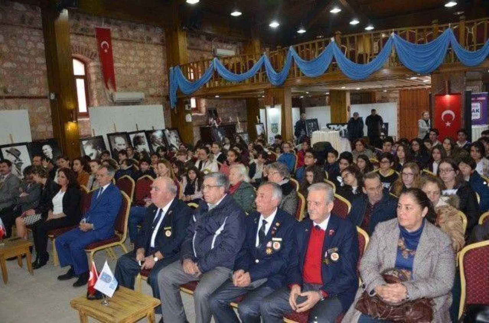 Atatürk'ün leblebilerini yiyen çocuk öğrencilerle buluştu