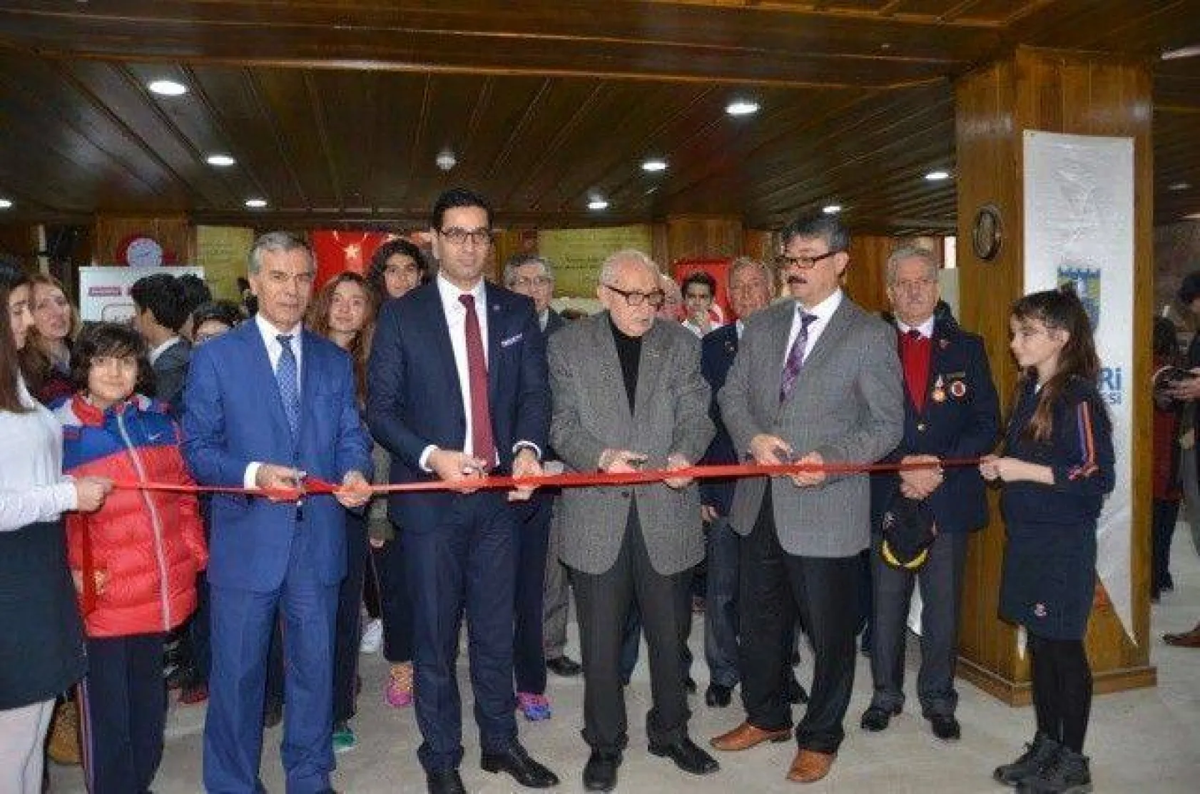 Atatürk'ün leblebilerini yiyen çocuk öğrencilerle buluştu