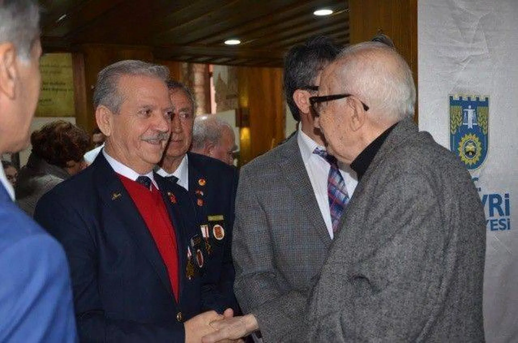 Atatürk'ün leblebilerini yiyen çocuk öğrencilerle buluştu