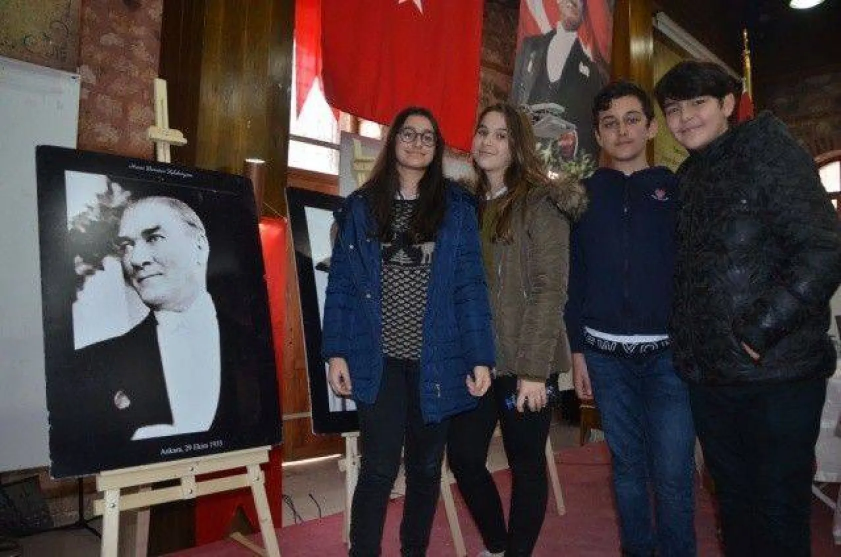 Atatürk'ün leblebilerini yiyen çocuk öğrencilerle buluştu