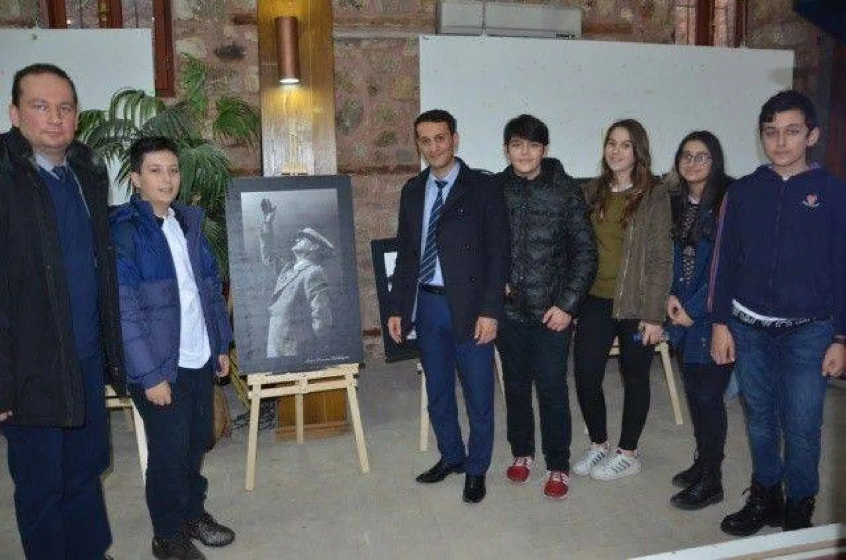 Atatürk'ün leblebilerini yiyen çocuk öğrencilerle buluştu