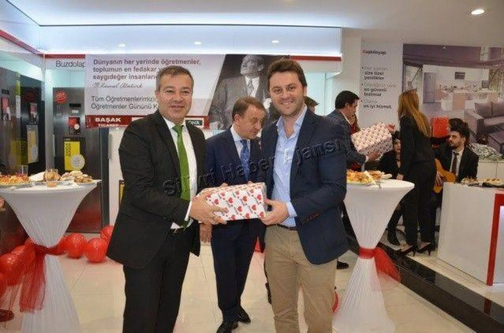 Başak Ticaret'ten yılın emekli öğretmenine ödül