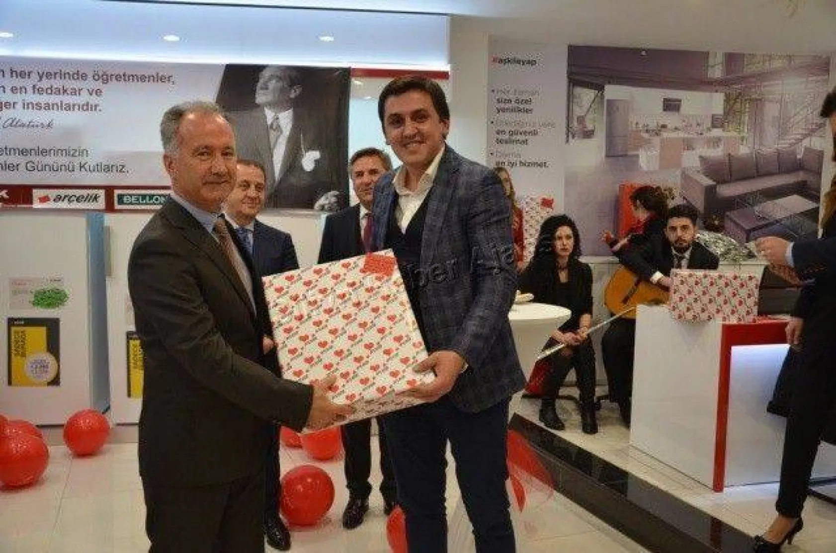 Başak Ticaret'ten yılın emekli öğretmenine ödül
