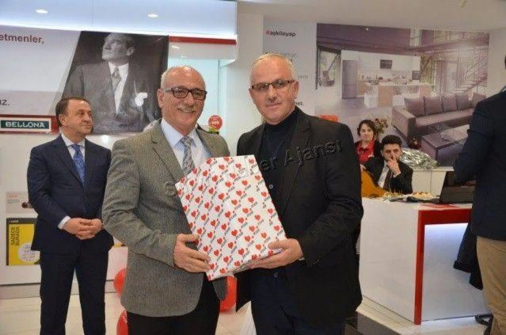 Başak Ticaret'ten yılın emekli öğretmenine ödül