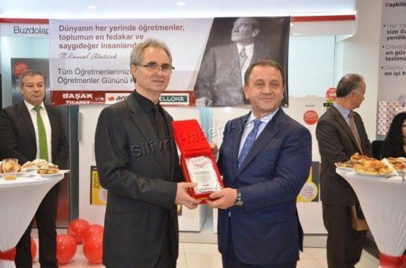 Başak Ticaret'ten yılın emekli öğretmenine ödül