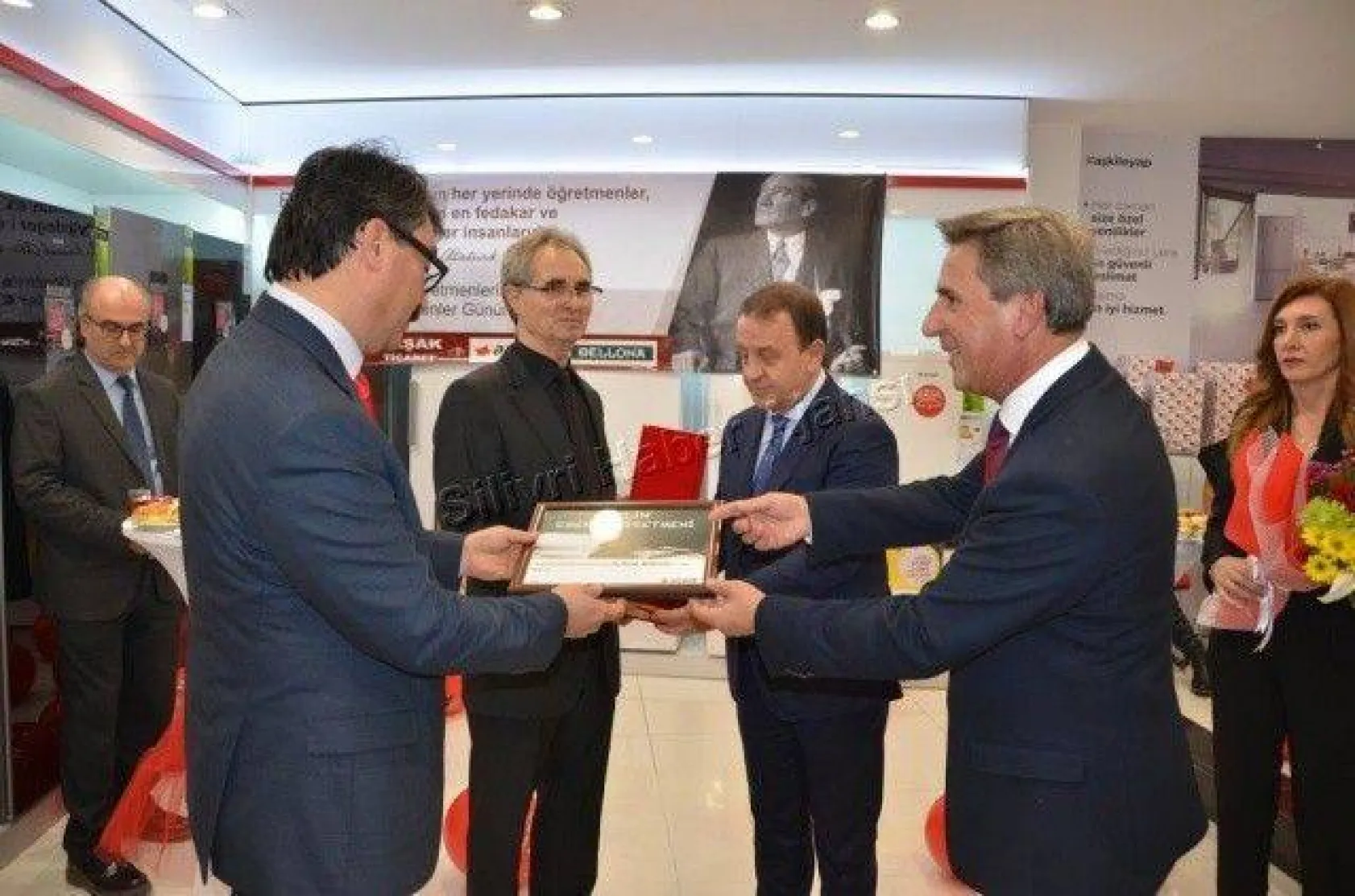 Başak Ticaret'ten yılın emekli öğretmenine ödül