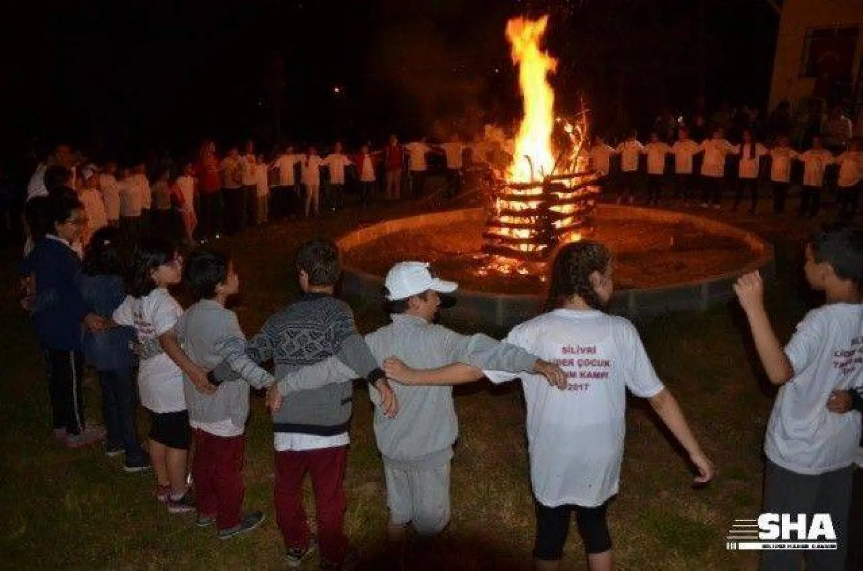 İzciler kamp ateşini yaktı