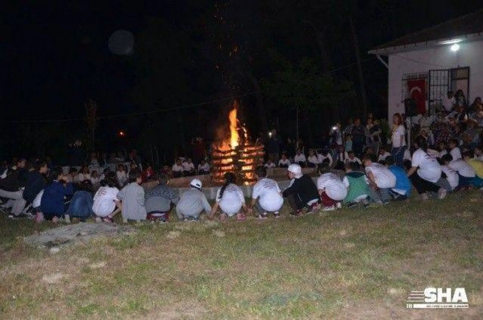 İzciler kamp ateşini yaktı