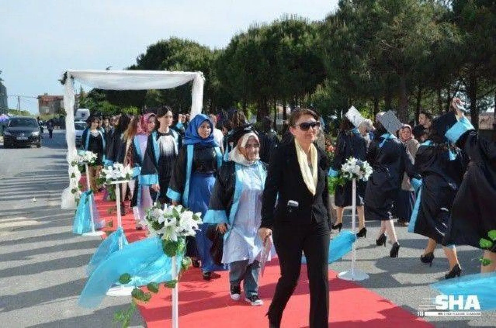 Kız meslekte mezuniyet coşkusu