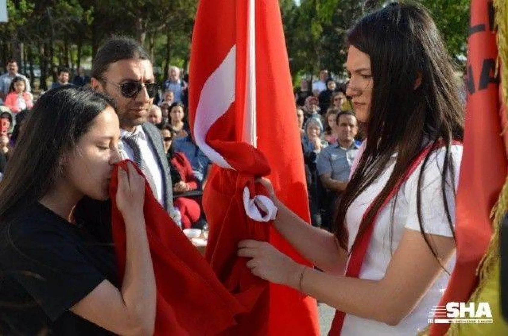 Kız meslekte mezuniyet coşkusu