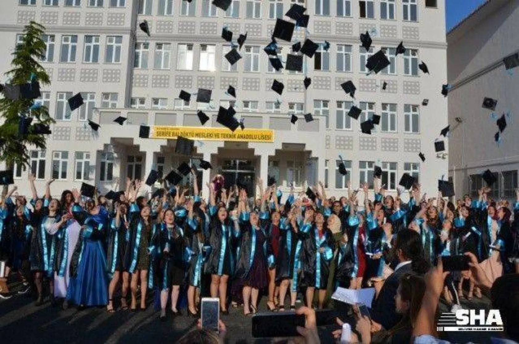 Kız meslekte mezuniyet coşkusu