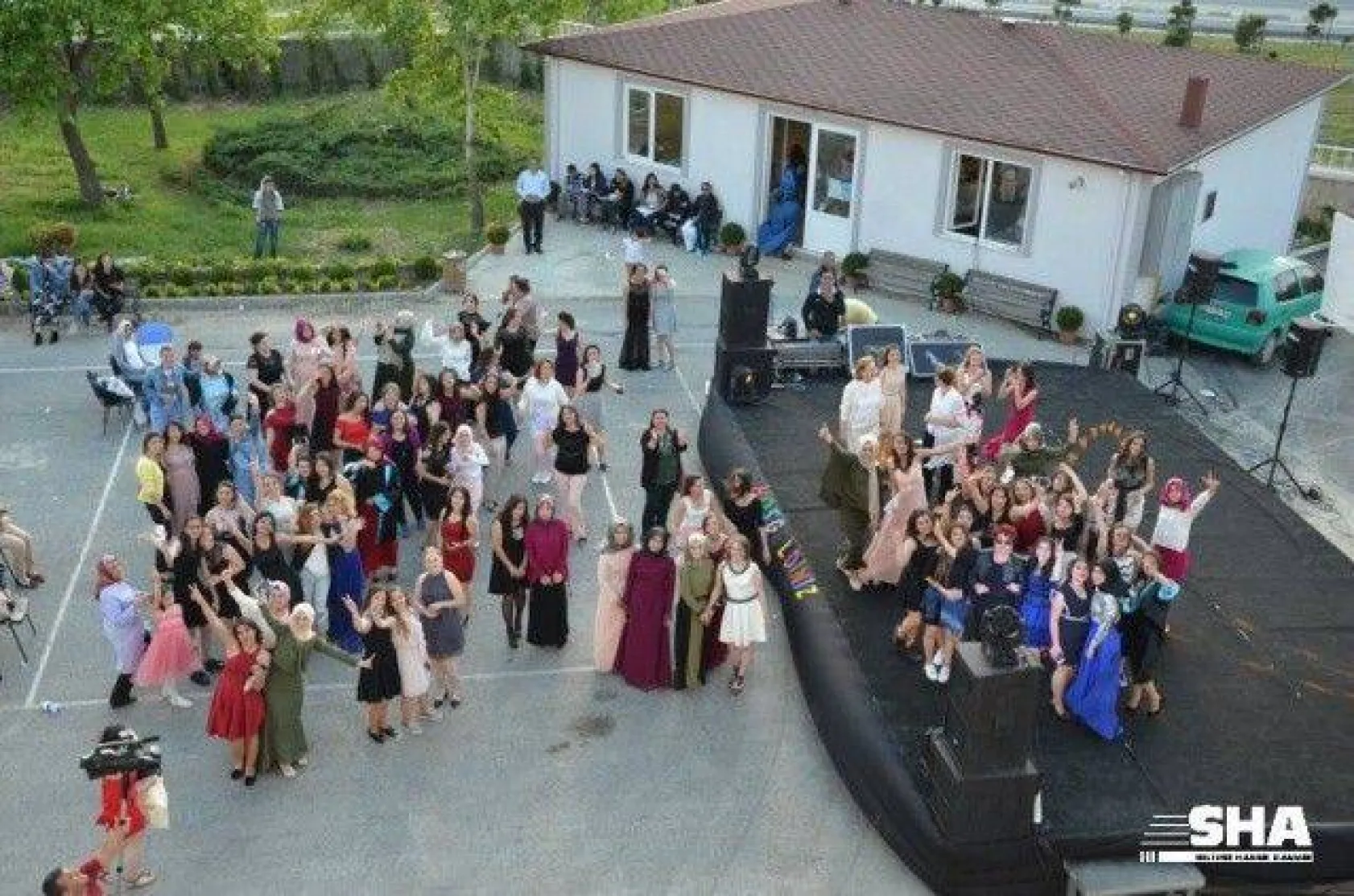 Kız meslekte mezuniyet coşkusu