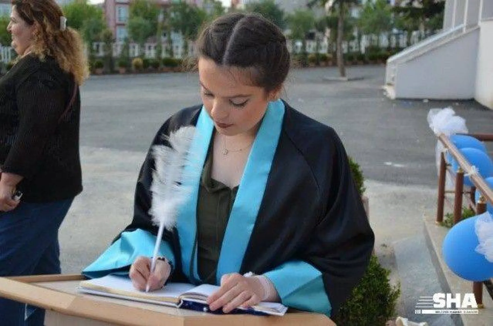 Kız meslekte mezuniyet coşkusu