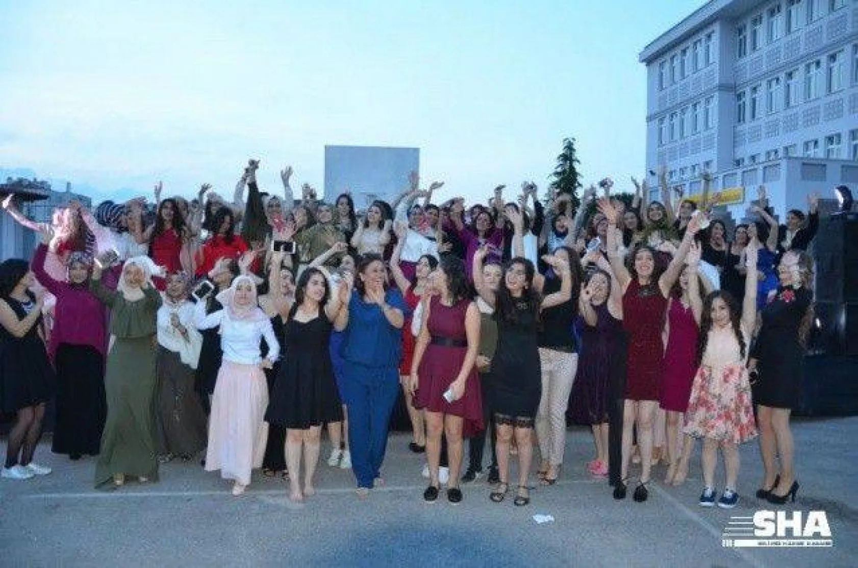 Kız meslekte mezuniyet coşkusu