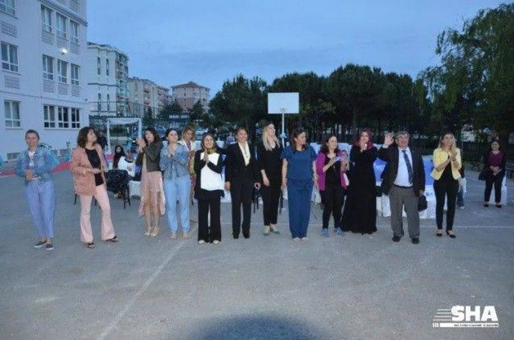 Kız meslekte mezuniyet coşkusu