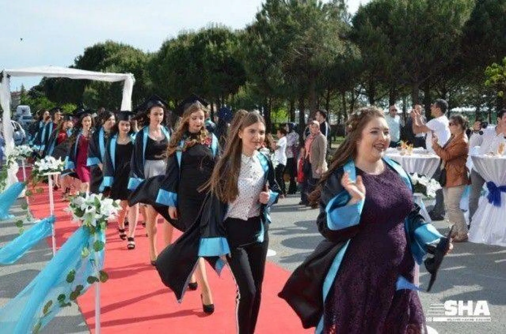 Kız meslekte mezuniyet coşkusu