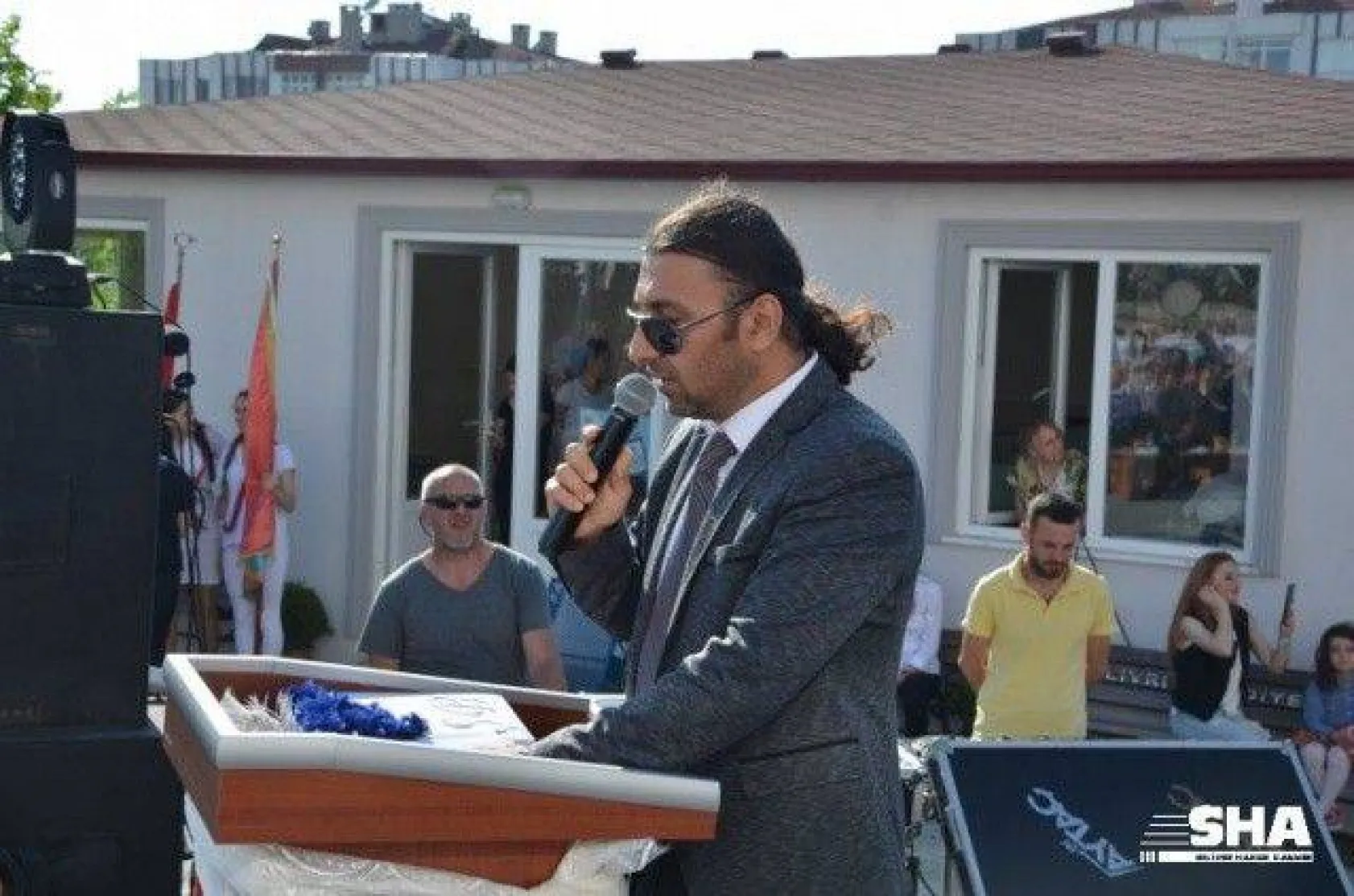 Kız meslekte mezuniyet coşkusu